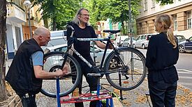 Der Projektträger Kulturlabor Trial & Error e.V. erfüllte den Wunsch vieler Anwohnenden nach Fahrradreparaturen kurz vor Sommerbeginn. (Bild: Birgit Leiß/Webredaktion)