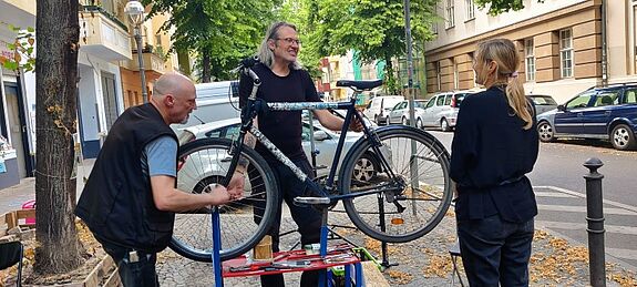 Der Projektträger Kulturlabor Trial & Error e.V. erfüllte den Wunsch vieler Anwohnenden nach Fahrradreparaturen kurz vor Sommerbeginn. (Bild: Birgit Leiß/Webredaktion)