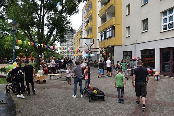 Die Spielwoche zog zahlreiche Familien auf den Boulevard Kastanienallee und bot abwechslungsreiche Unterhaltung. (Bild: QM Boulevard Kastanienallee)