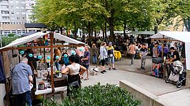 Der Kastanienplatz füllte sich beim Markt der Akteure mit bunten Marktständen und gut gelaunten Besucherinnen und Besuchern. (Bild: QM Wassertorplatz)