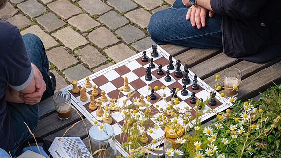 Bei unterschiedlichen Aktivitäten kamen die Anwesenden miteinander in den Austausch. (Bild: Gruppe F / Theresa Titzmann)