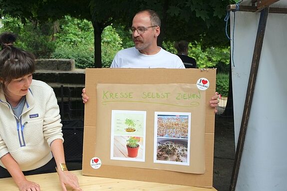 Am Stand des QMs Rollbergsiedlung konnten Interessierte Kresse selbst ziehen. (Bild: H. Heiland)