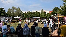 Zahlreiche Besuchende genossen das vielfältige Programm beim Sommerfest im QM-Gebiet Boulevard Kastanienallee. (Bild: QM Boulevard Kastanienallee)