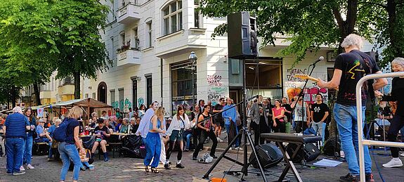 Der Platz in der Erlanger Straße verwandelte sich in eine große Tanzfläche. (Bild: QM Flughafenstraße)