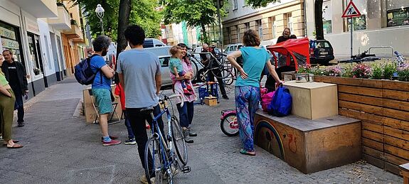 Viele Anwohnende nutzten die Gelegenheit und brachten ihre Fahrräder zur kostenlosen Reparatur in den Kiezgarten. (Bild: Birgit Leiß/Webredaktion)