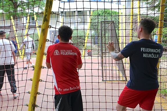 Beim Fußballturnier beim Kinder- und Jugendfest nahm auch ein Team der Feuerwehr teil. (Bild: H. Heiland)