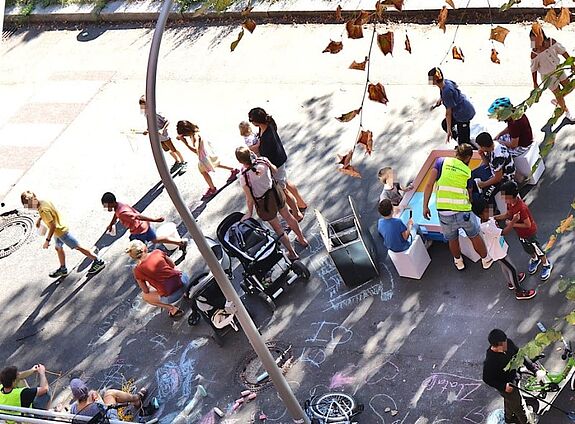 Bei den temporären Spielstraßen genießen die Kinder vor allem plötzlich zur Verfügung stehenden Straßenraum. (Bild: Andrei Schnell)