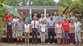 Gruppenfoto der Geehrten mit Bezirksbürgermeister Helmut Kleebank (vorne, 4. von links) und Bezirksstadtrat Frank Bewig (vorne, 5. von rechts). Foto: QM Falkenhagener Feld.