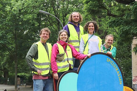 Das Projektteam der „Stiftung Freizeit“ organisiert die Spielstraßen. (Bild: Andrei Schnell)