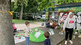 Kinder erleben kreative Workshops im Rahmen des Projekts „Straßentheater Lauter Müll“ und basteln Musikinstrumente aus gefundenem Material. (Bild: Straßentheater Lauter Müll)