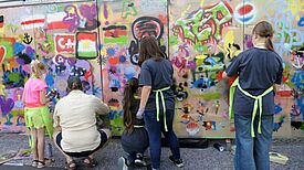 Beim Sommerfest im QM-Gebiet Alte Hellersdorfer Straße gab es verschiedene Mitmachaktionen, zum Beispiel eine mobile Graffiti-Wand. (Bild: QM Alte Hellersdorfer Straße)