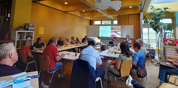 Mitglieder des Quartiersrats und der Aktionsfondsjury diskutieren über neue Projekte und Aktionen im QM-Gebiet Heerstraße Nord. (Bild: QM Heerstraße Nord)
