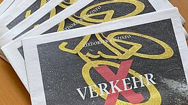 Ein Stapel des Kiezmagazins Rixdorf mit einem Titelbild zum Thema Verkehr liegt auf einem Tisch.