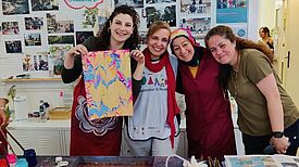 Teilnehmerinnen des Ebru-Workshops präsentieren stolz ihre farbenprächtigen Kunstwerke. (Bild: Birgit Leiß / Webredaktion)