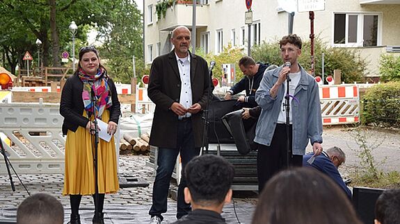 Eva Majewski, Stephan Machulik und Manuel Kuhn halten eine Rede vor Publikum.