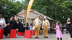 Kunstschaffende in goldenen Kostümen unterhielten die Gäste auf der Projektmesse in Wedding und Gesundbrunnen. (Bild: QM Pankstraße / Reinickendorfer Straße)