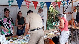 An den Ständen von lokalen Einrichtungen wie dem QM Moabit-Ost konnten sich die Besuchenden informieren. (Bild: QM Moabit-Ost)