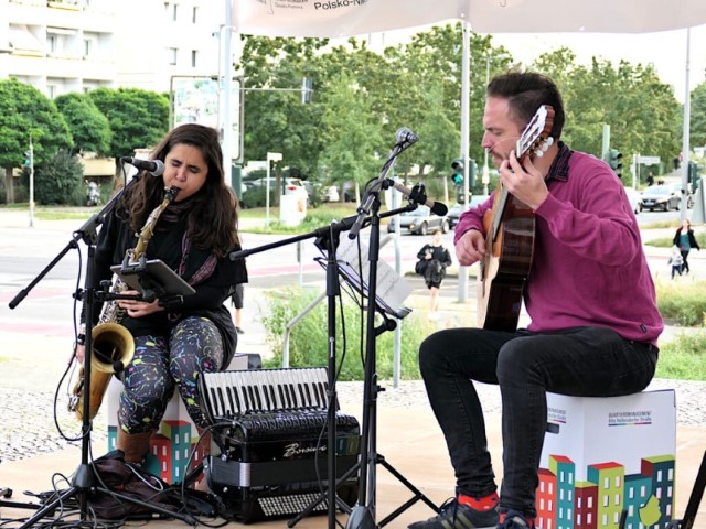 Ares Gratal und Pablo Arroyo begeisterten die Anwesenden mit katalanischen Liedern. (Bild: QM Alte Hellersdorfer Straße)