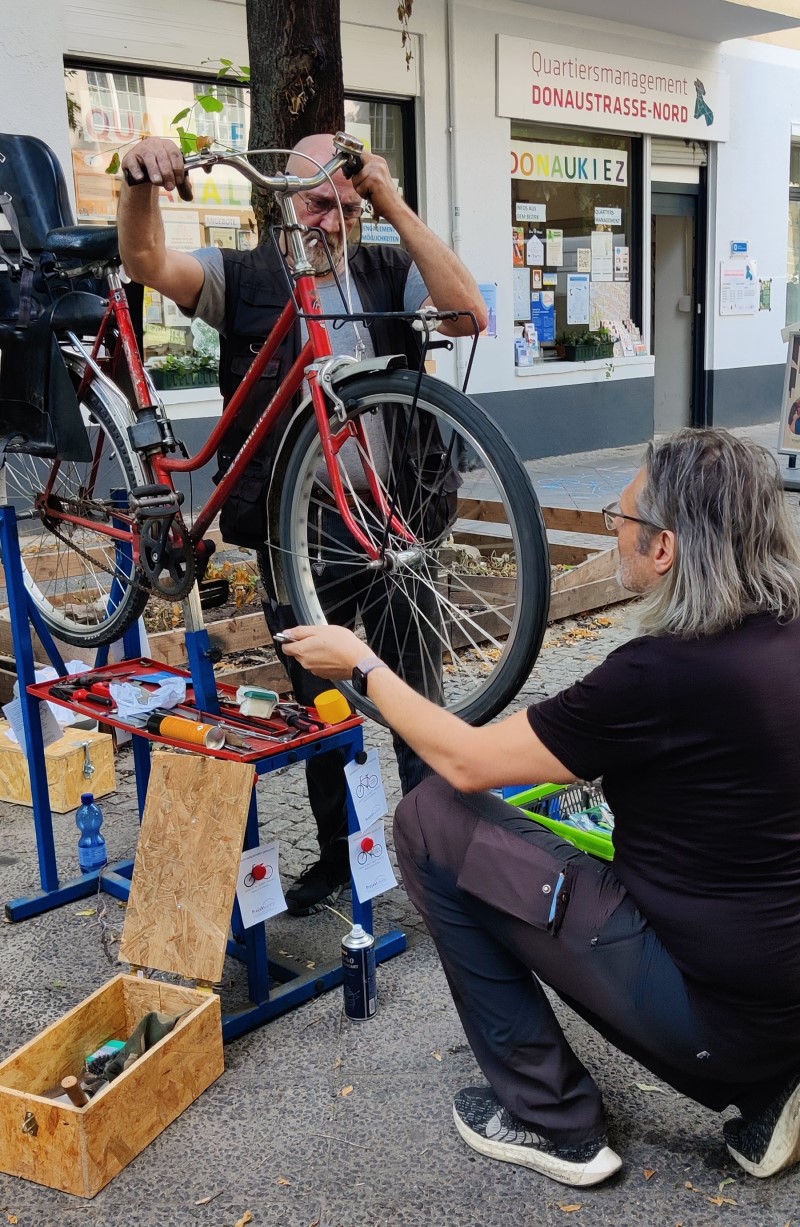 Die Experten der Projektagentur machen ein altes Fahrrad wieder fit – kostenlos und direkt im Kiez. (Bild: Birgit Leiß/Webredaktion)