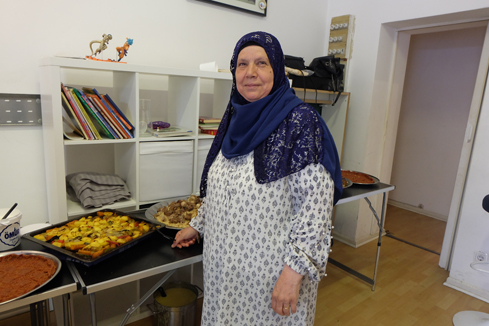 Fatme Hajjaj vor den von ihr zubereiteten Speisen. Bild: QM Donaustraße-Nord
