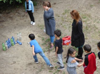 Spielen bei der Wiedereröffnung der „Kleinen Ritterburg“. Bild: Quartiersmanagement Wassertorplatz