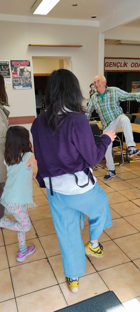 Bei den Qi-Gong-Übungen bewiesen Kinder und Eltern ihr Bewegungstalent. (Bild: Birgit Leiß/Webredaktion)